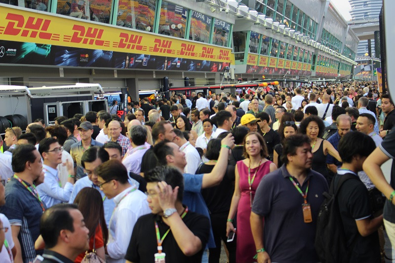 Cận cảnh những cỗ máy bốn bánh nhanh nhất hành tinh tại Singapore Grand Prix ảnh 16