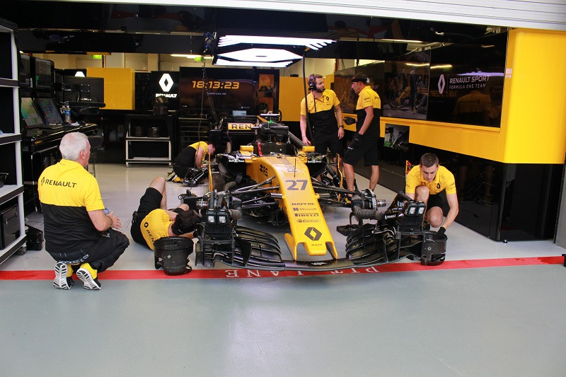 Cận cảnh những cỗ máy bốn bánh nhanh nhất hành tinh tại Singapore Grand Prix ảnh 5