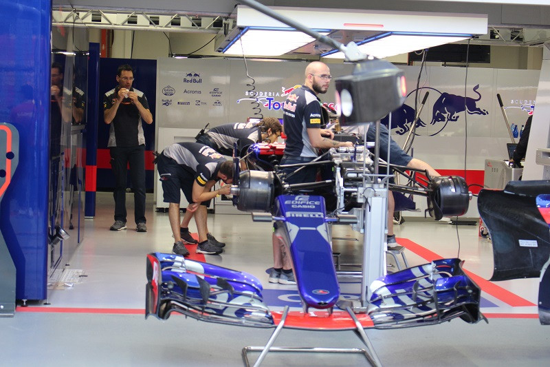 Cận cảnh những cỗ máy bốn bánh nhanh nhất hành tinh tại Singapore Grand Prix ảnh 13