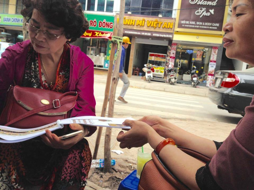 Bà Mai và Hà đang bán tán về dự án bất động sản