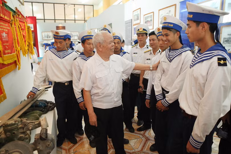 Thiếu tướng Mai Năng nói chuyện với cán bộ, chiến sĩ Trung đoàn Đặc công Hải quân 126. Ảnh: Lâm Khánh - TTXVN