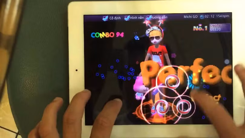 Độ khó game sẽ được tăng dần khiến game thủ phải căng mắt tập trung và vuốt chạm thật chính xác.