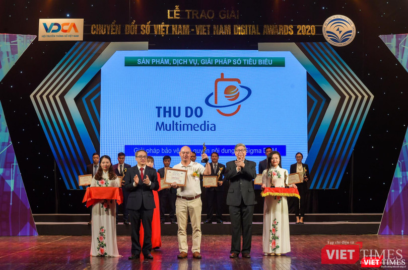 Ông Nguyễn Hữu Hoan - Phó Tổng Giám đốc Thudo Multimedia lên nhận giải thưởng tại lễ trao giải Chuyển đổi số Việt Nam năm 2020. Ông Nguyễn Hữu Hoan - Phó Tổng Giám đốc Thudo Multimedia lên nhận giải thưởng tại lễ trao giải Chuyển đổi số Việt Nam năm 2020.