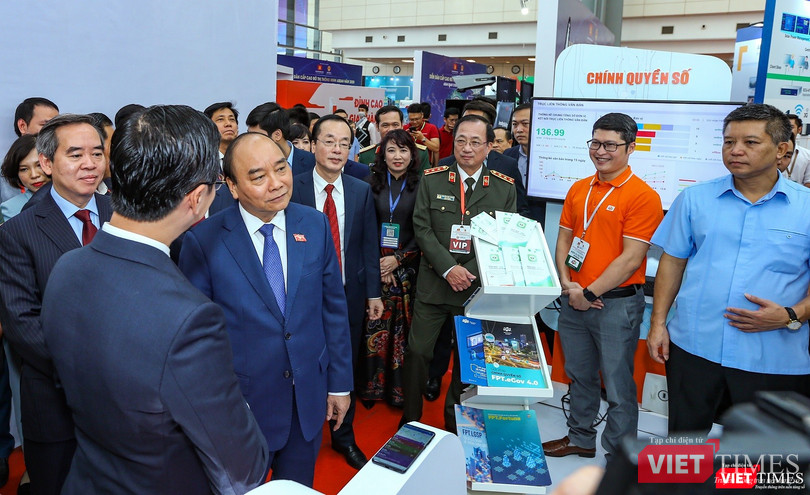 Thủ tướng Nguyễn Xuân Phúc tham quan triển lãm các mô hình, công nghệ tiêu biểu cho đô thị thông minh với sự tham gia của các địa phương và doanh nghiệp trong nước và quốc tế. Thủ tướng Nguyễn Xuân Phúc tham quan triển lãm các mô hình, công nghệ tiêu biểu cho đô thị thông minh với sự tham gia của các địa phương và doanh nghiệp trong nước và quốc tế.