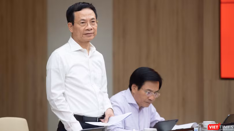 Bộ trưởng Nguyễn Mạnh Hùng phát biểu tại buổi làm việc của Thủ tướng với Viettel.