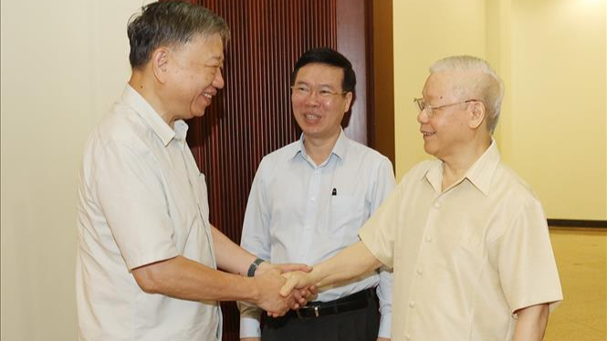 Tổng Bí thư Nguyễn Phú Trọng với các thành viên Ban Chỉ đạo dự phiên họp. Tổng Bí thư Nguyễn Phú Trọng với các thành viên Ban Chỉ đạo dự phiên họp.