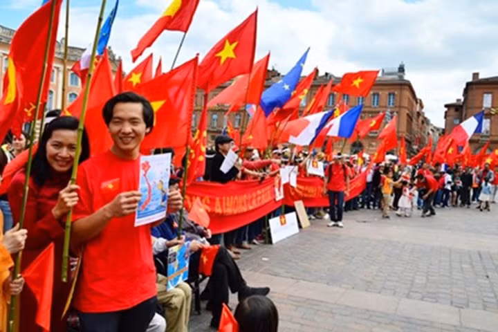 Học sinh sinh viên Việt Nam ở nước ngoàibiểu tình phản đối vụ giàn khoan Hải Dương của Trung Quốc tiến vào hải phận Việt Nam.