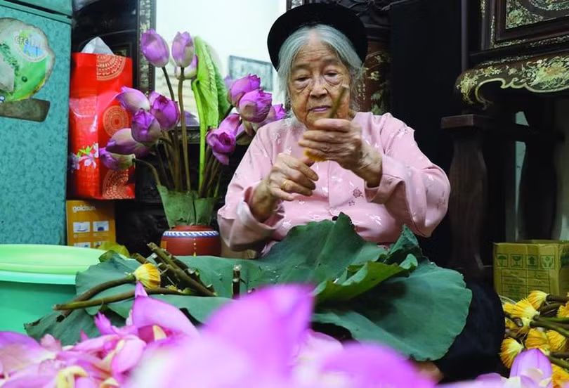 Lão nghệ nhân Nguyễn Thị Dần cả đời gắn bó với loài sen Bách Diệp hồ Tây.