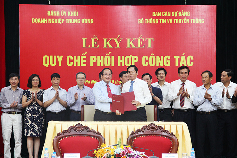 Bí thư Ban cán sự Đảng, Bộ trưởng Bộ TT&TT Trương Minh Tuấn và Bí thư Đảng ủy Khối doanh nghiệp Trung ương Phạm Viết Thanh cùng ký Quy chế phối hợp công tác