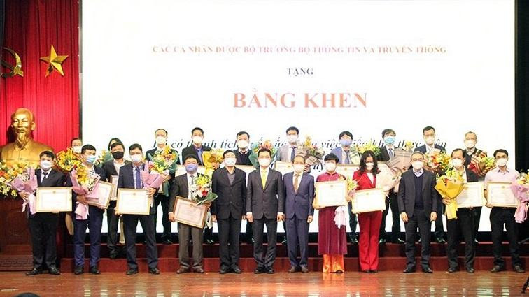 Bộ trưởng Nguyễn Mạnh Hùng trao Bằng khen cho các cá nhân đã có thành tích trong việc thực hiện đề án Số hóa truyền hình.