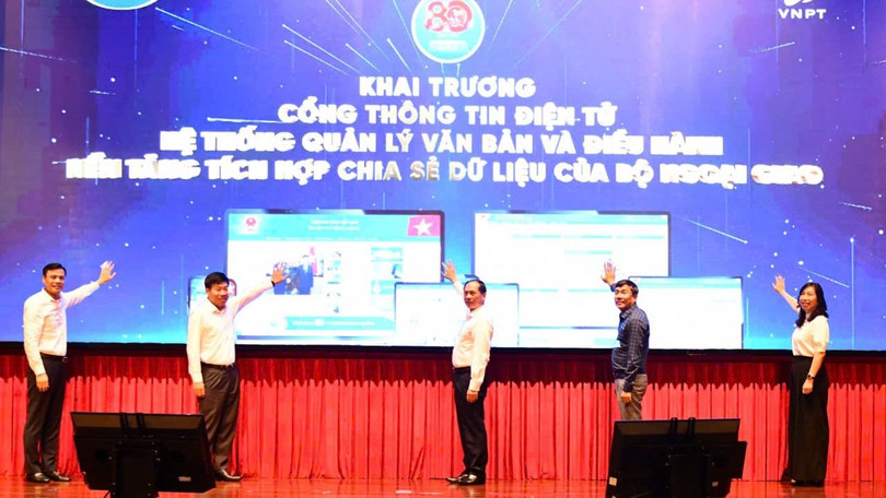 Lãnh đạo Bộ Ngoại giao thực hiện nghi lễ khai trương 3 phần mềm chuyển đổi số trọng yếu.