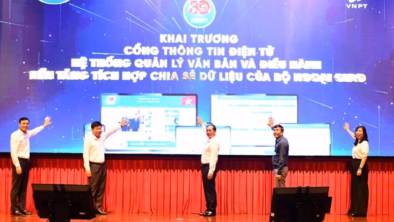 Lãnh đạo Bộ Ngoại giao thực hiện nghi lễ khai trương 3 phần mềm chuyển đổi số trọng yếu.