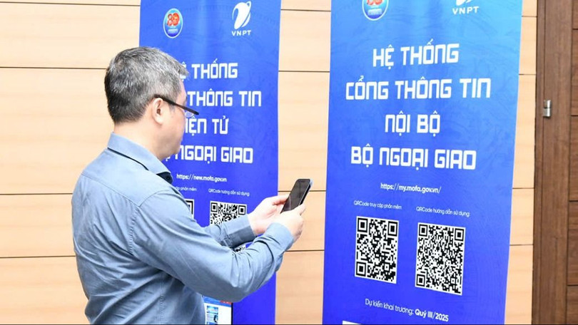 Đại biểu quét mã truy cập hướng dẫn sử dụng Hệ thống Cổng thông tin nội bộ Bộ Ngoại giao.JPG