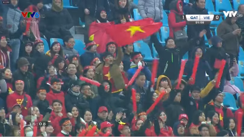 Hình ảnh Cổ động viên trên khán đài khi U23 Việt Nam đang ở thế bị dẫn trước.