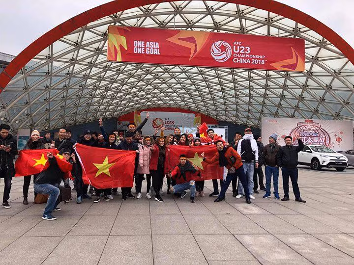 Cổ động viên Việt Nam đã có mặt ở sân Thường Châu.