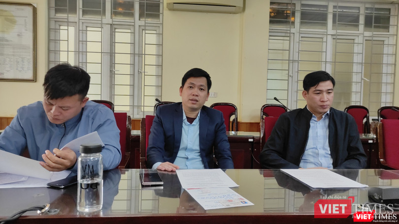 Ông Hứa Ngọc Minh - Chủ tịch UBND phường Mỹ Đình 2 (ngồi giữa), ông Vũ Văn Hưng - Phó Chủ tịch UBND phường (phải) và ông Phí Thành Phúc - Chuyên viên Đội QLTTXD tại buổi làm việc với phóng viên VietTimes.