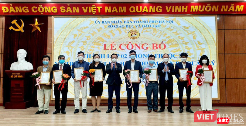 Lãnh đạo Sở GD-ĐT Hà Nội trao quyết định, tặng hoa chúc mừng cán bộ quản lý các trường công lập