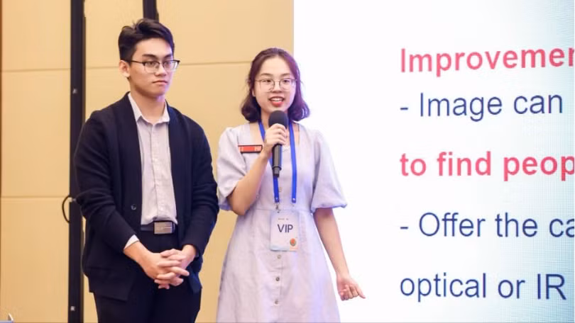 Sinh viên Phạm Quỳnh Trang và Cao Sỹ Dương thuyết trình về dự án SKYNET tại cuộc thi.jpg