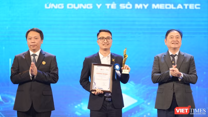 CEO Med-On Bùi Lê Hà nhận cúp và Giấy chứng nhận Giải thưởng Chuyển đổi số Việt Nam 2023.