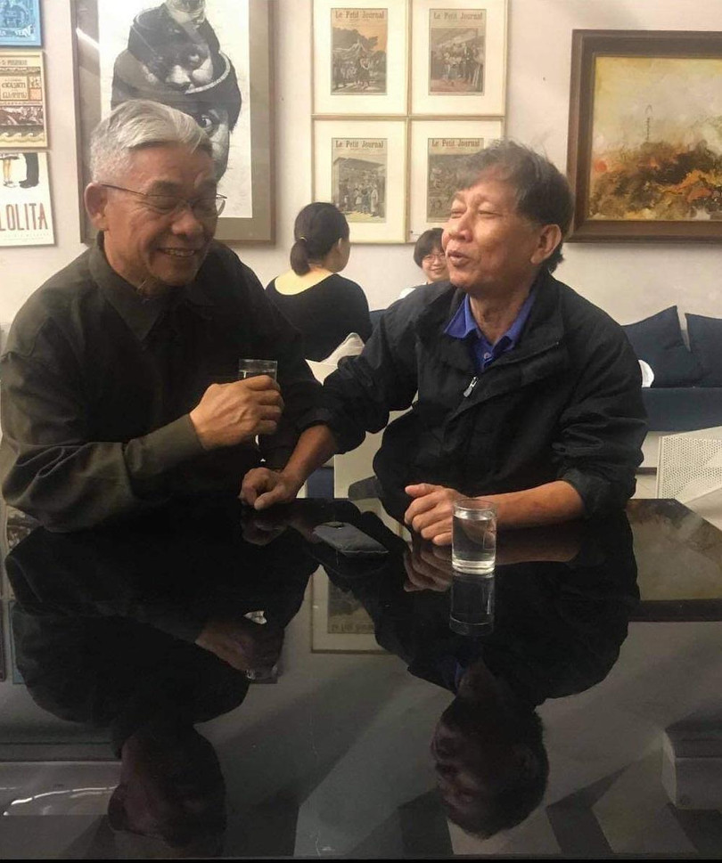 Nhà văn Nguyễn Huy Thiệp và người bạn chí cốt - Nhà điêu khắc Nguyễn Hồng Hưng. Nhà văn Nguyễn Huy Thiệp và người bạn chí cốt - Nhà điêu khắc Nguyễn Hồng Hưng.