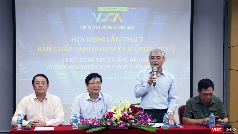 Chủ tịch Nguyễn Minh Hồng (đứng), Phó Chủ tịch kiêm Tổng Thư ký Vũ Kiêm Văn (trái), Phó Chủ tịch Hồ Quang Lợi (thứ hai, trái sang) và Phó Chủ tịch Lê Đức Sảo chủ trì Hội nghị.