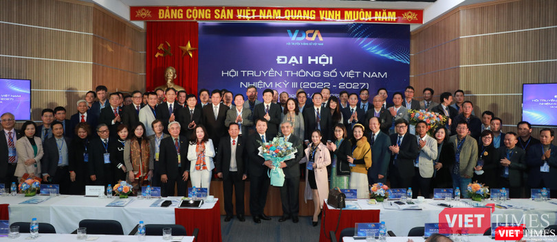 Thứ trưởng Nguyễn Huy Dũng tặng hoa chúc mừng Hội Truyền thông số Việt Nam đã tổ chức thành công Đại hội nhiệm kỳ III.