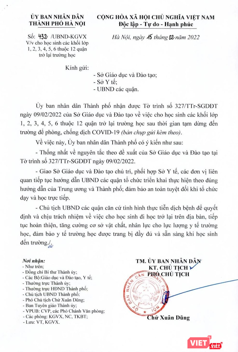 Phó Chủ UBND TP. Hà Nội Chử Xuân Dũng ký văn bản đồng ý đề xuất của Sở GDĐT Hà Nội cho học sinh từ lớp 1 đến lớp 6 ở 12 quận nội thành đến trường học trực tiếp từ 21/2. Phó Chủ UBND TP. Hà Nội Chử Xuân Dũng ký văn bản đồng ý đề xuất của Sở GDĐT Hà Nội cho học sinh từ lớp 1 đến lớp 6 ở 12 quận nội thành đến trường học trực tiếp từ 21/2.