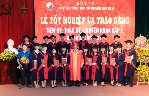 Giám đốc Học viện chụp ảnh lưu niệm cùng học viên tốt nghiệp sau đại học năm 2019.