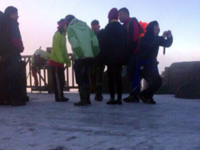 Băng giá đã hình thành trên đỉnh Fansipan sáng sớm nay (26/11).