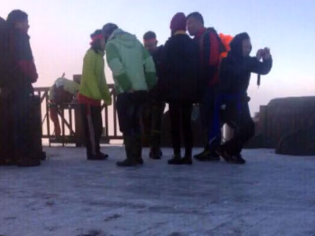 Băng giá đã hình thành trên đỉnh Fansipan sáng sớm nay (26/11).