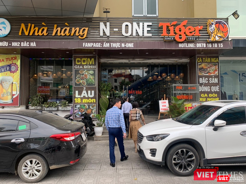 Theo quan sát của VietTimes, trước khi bất ngờ đổi tên thành Sơn Thuỷ +V, nhà hàng N-One luôn tấp nập khách vào ra.