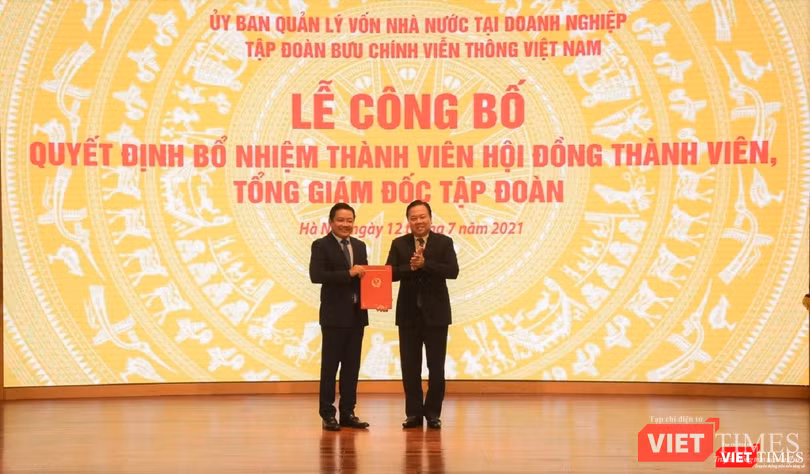 Chủ tịch Ủy ban QLVNN tại Doanh nghiệp Nguyễn Hoàng Anh trao quyết định bổ nhiệm ông Huỳnh Quang Liêm giữ chức vụ Thành viên HTĐV Tập đoàn VNPT.
