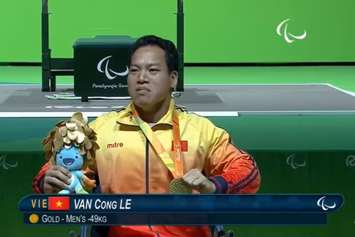 Lực sĩ Lê Văn Công với tấm HCV lịch sử