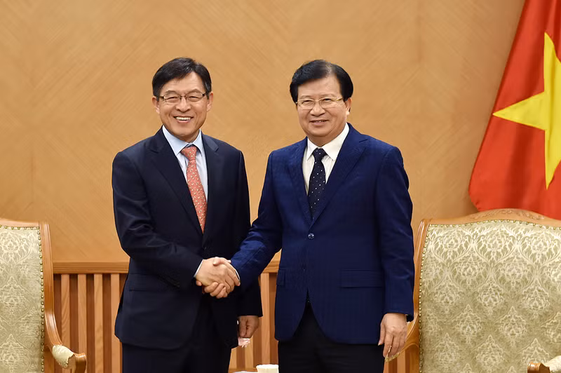 Phó Thủ tướng Trịnh Đình Dũng tiếp Tổng Giám đốc Tổ hợp Samsung tại Việt Nam Shim Won Hwan. Ảnh: VGP