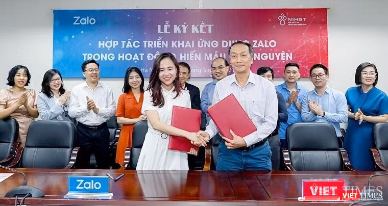 TS. Bạch Quốc Khánh – Viện trưởng Viện Huyết học – Truyền máu Trung ương và đại diện Zalo tại lễ ký kết triển khai ứng dụng công nghệ thông tin trong hoạt động hiến máu tình nguyện.