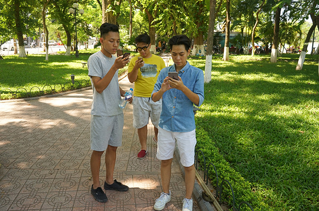 Suýt thiệt thân vì mải mê bắt Pokemon “hiếm“ ảnh 1