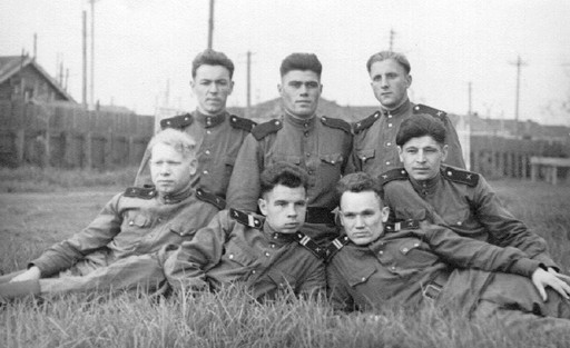 Lavrentiev (giữa, hàng đầu) cùng các đồng đội.