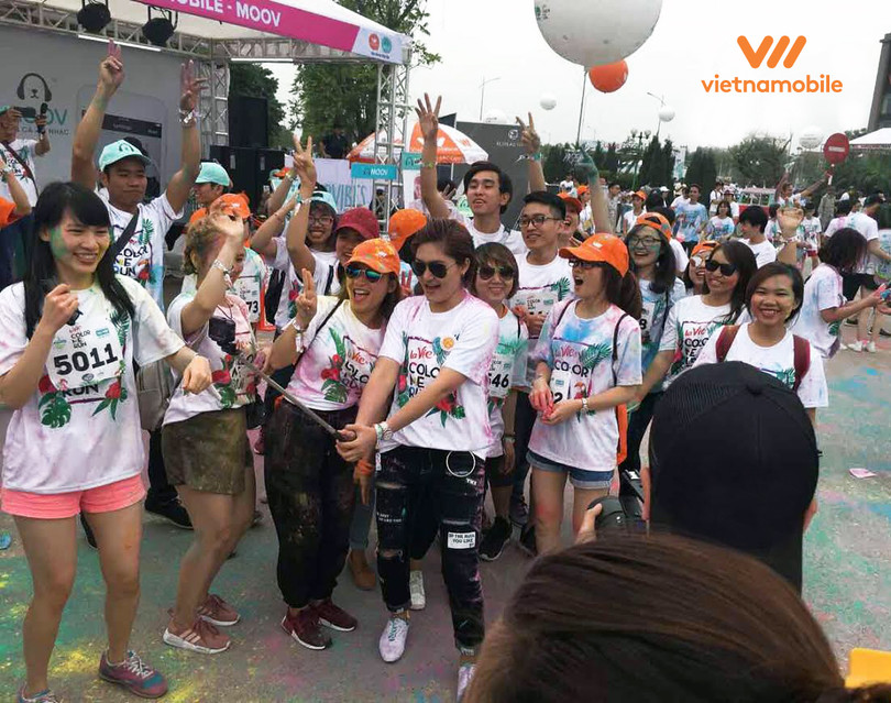 Nhiều hoạt động thú vị cùng Vicky Nhung trước gian hàng của Vietnamobile và MOOV