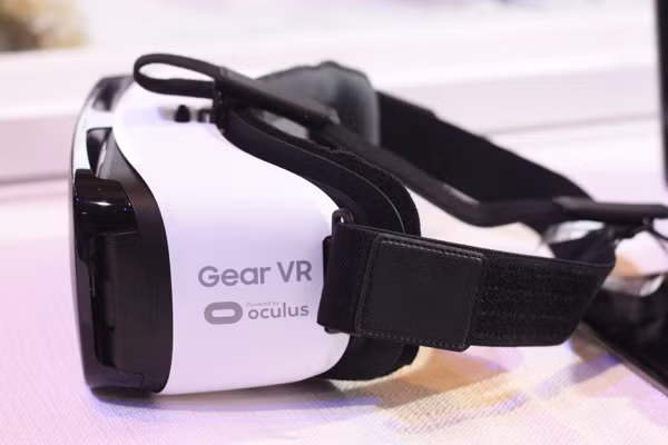 Ngoài bộ đôi S7, S7 Edge, Samsung cũng giới thiệu kính Gear VR - thiết bị xem phim, chơi game không gian gần như 360 độ. Ngoài bộ đôi S7, S7 Edge, Samsung cũng giới thiệu kính Gear VR - thiết bị xem phim, chơi game không gian gần như 360 độ.