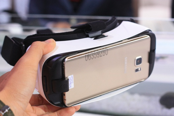 Phải mua thêm smartphone cao cấp của Samsung như S6, S6 Edge, S6 Edge +, S7, S7 Edge, Note 5 gắn vào Gear VR mới sử dụng được.