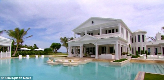 Khu resort của diva Celine Dion tọa sở hữu một công viên nước rộng lớn mà bất kỳ ai cũng thèm muốn. Sân sau của khu biệt thự có hai hồ bơi khổng lồ, một dòng sông lười và một đường trượt nước quanh co. 