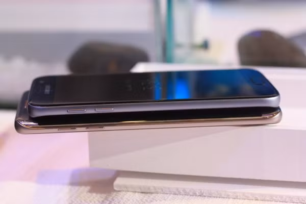 Các phím âm lượng. Các phím âm lượng.