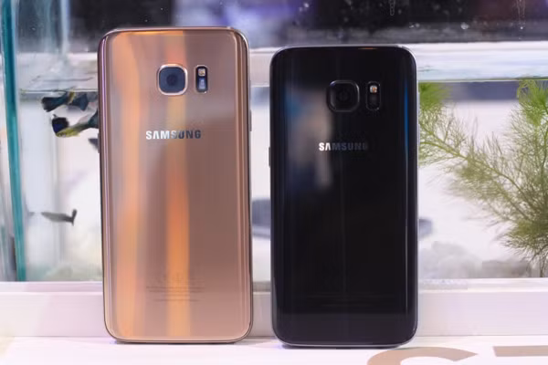 Trong khi S7 Edge có màn hình cong, mặt lưng phẳng, thì S7 cong ở lưng, màn hình phẳng. Trong khi S7 Edge có màn hình cong, mặt lưng phẳng, thì S7 cong ở lưng, màn hình phẳng.