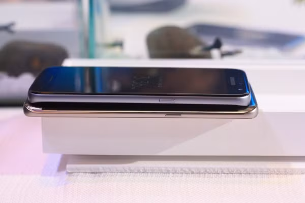 Phím nguồn ở cạnh bên. Phím nguồn ở cạnh bên.