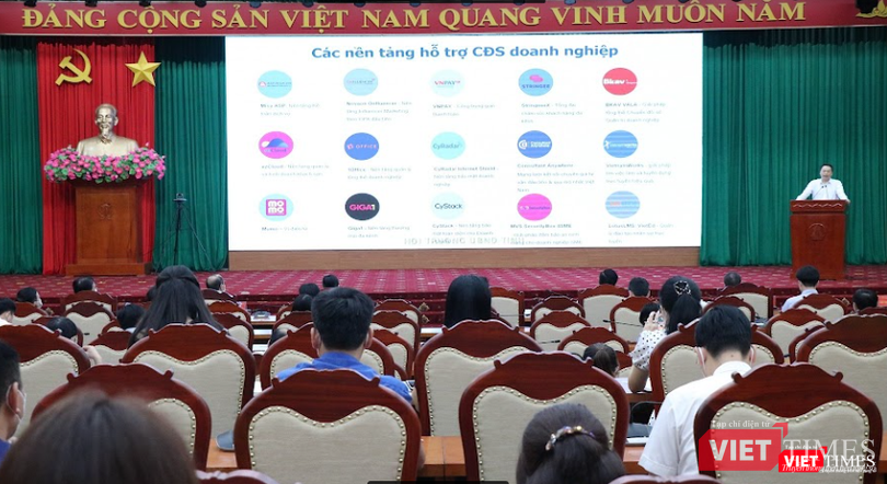 Thứ trưởng Nguyễn Huy Dũng trao đổi về các nền tảng hỗ trợ chuyển đổi số doanh nghiệp