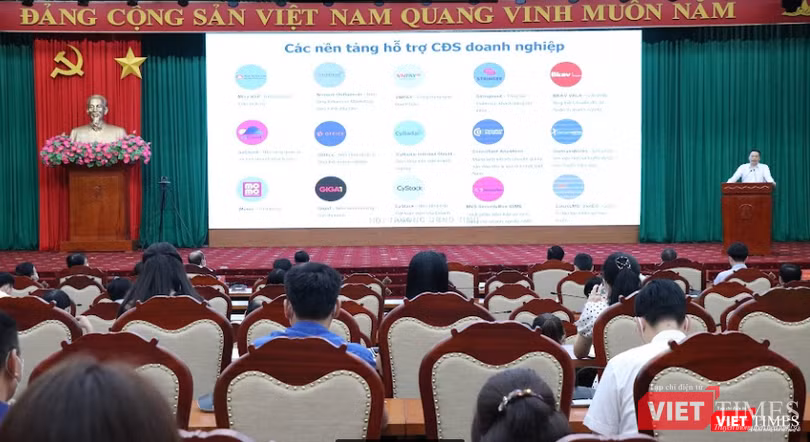 Thứ trưởng Nguyễn Huy Dũng trao đổi về các nền tảng hỗ trợ chuyển đổi số doanh nghiệp