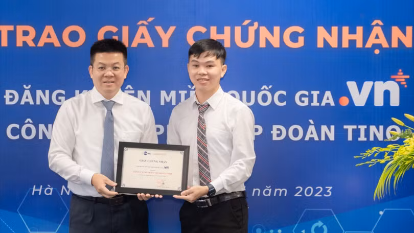 Ông Nguyễn Hồng Thắng – Giám đốc VNNIC trao Giấy chứng nhận Nhà đăng ký tên miền quốc gia “.vn” cho Công ty cổ phần tập đoàn TINO.