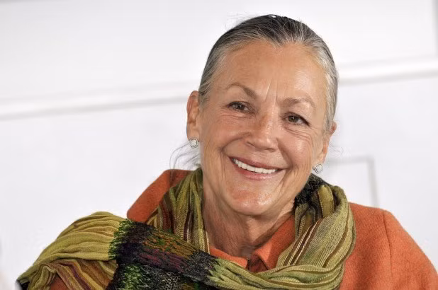 Alice Walton- một trong những chủ nhân của chuỗi siêu thị Wal-Mart. Bà giữ vị trí thứ 10 trong bảng xếp hạng danh giá này với khối tài sản 39,7 tỷ USD.