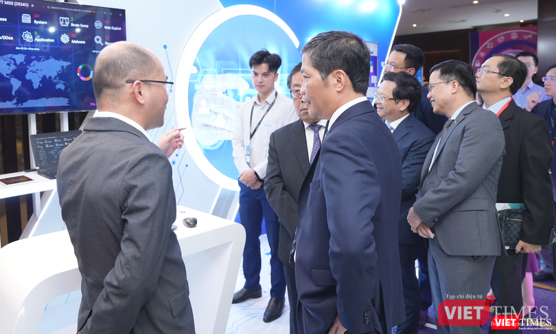 Trưởng Ban Kinh tế Trung ương Trần Tuấn Anh và các đại biểu tham quan gian hàng triển lãm.