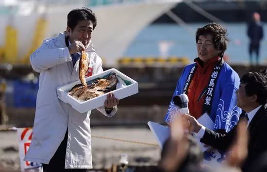 Thủ tướng Nhật "chọn cá" sau thảm hoạ rò rỉ phóng xạ Fukushima ảnh 3 Thủ tướng Nhật "chọn cá" sau thảm hoạ rò rỉ phóng xạ Fukushima ảnh 3